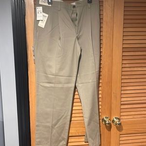 NWT khaki dockers size w34 L32